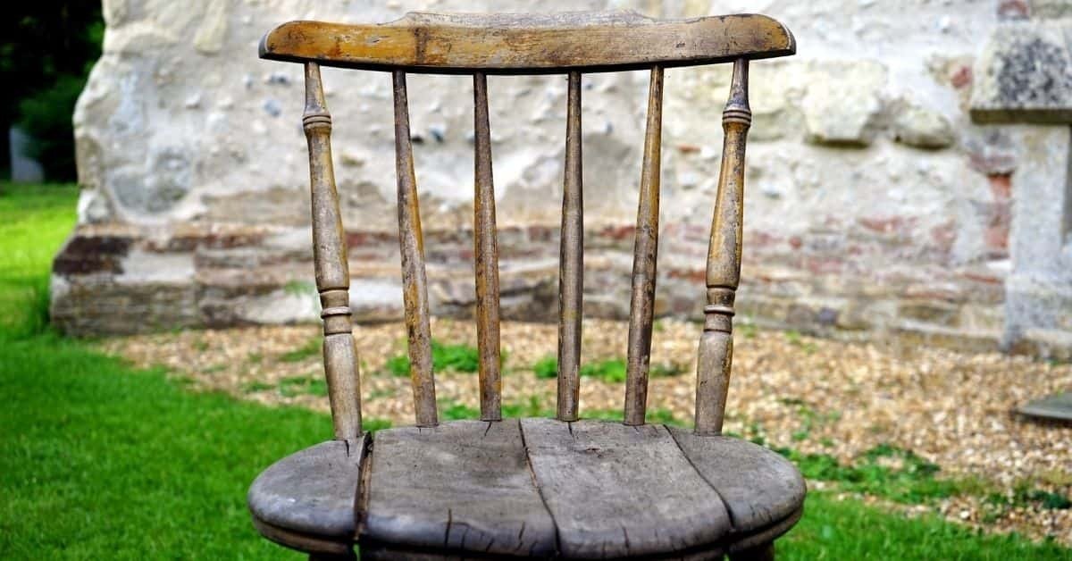 imgi_137_How-to-clean-and-fix-water-damaged-furniture_-1